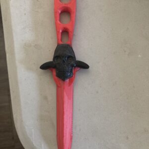 coupe courrier en forme de couteaux tête de mord